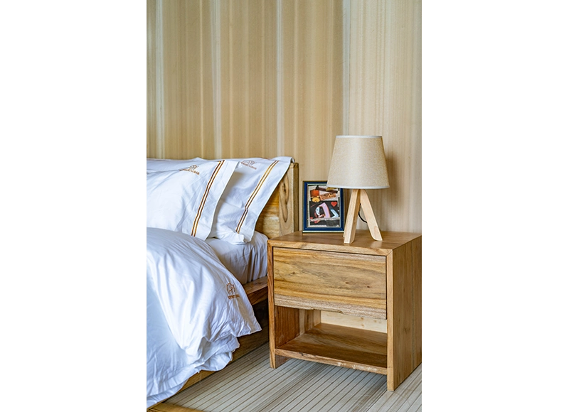 bed-side-table-with-table-lamp